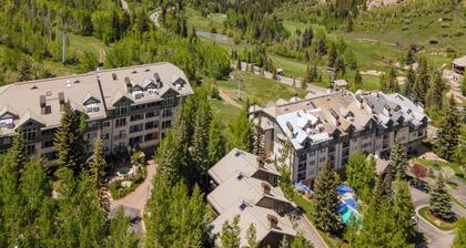 Direct Ski in/out 2-bed sanctuary with fitness room, hot tubs, ski lockers in BC