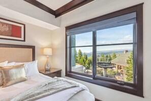 3 bedrooms, desk, iron/ironing board, travel cot - Three-Bedroom · 3.5 Bath · Valley View · Sleeps 8 (Truckee)