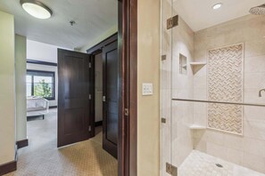 Shower, eco-friendly toiletries, hair dryer, towels - Three-Bedroom · 3.5 Bath · Valley View · Sleeps 8 (Truckee)