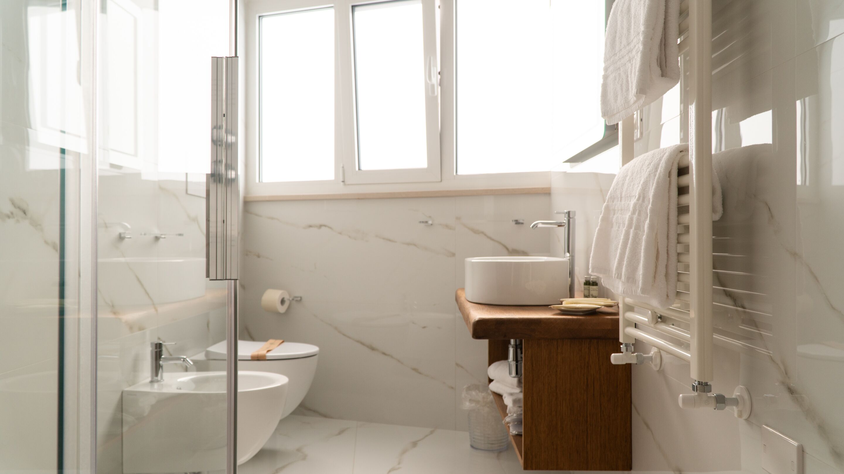 Camera Superior con letto matrimoniale o 2 letti singoli, bagno in camera | Bagno | Pantofole, bidet