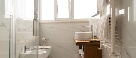 Superior Double or Twin Room, Ensuite | Bathroom | Slippers, bidet