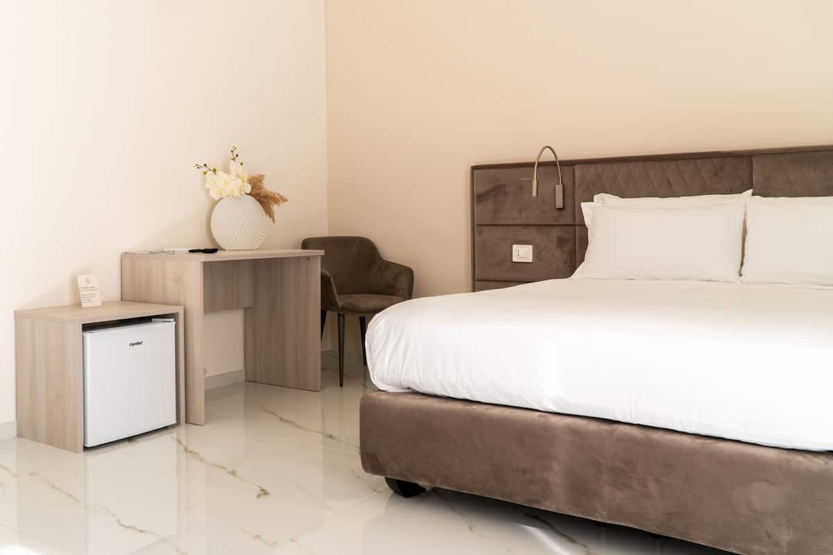 Phòng Suite, có phòng tắm riêng | Két bảo mật tại phòng, màn/rèm cản sáng, phòng cách âm