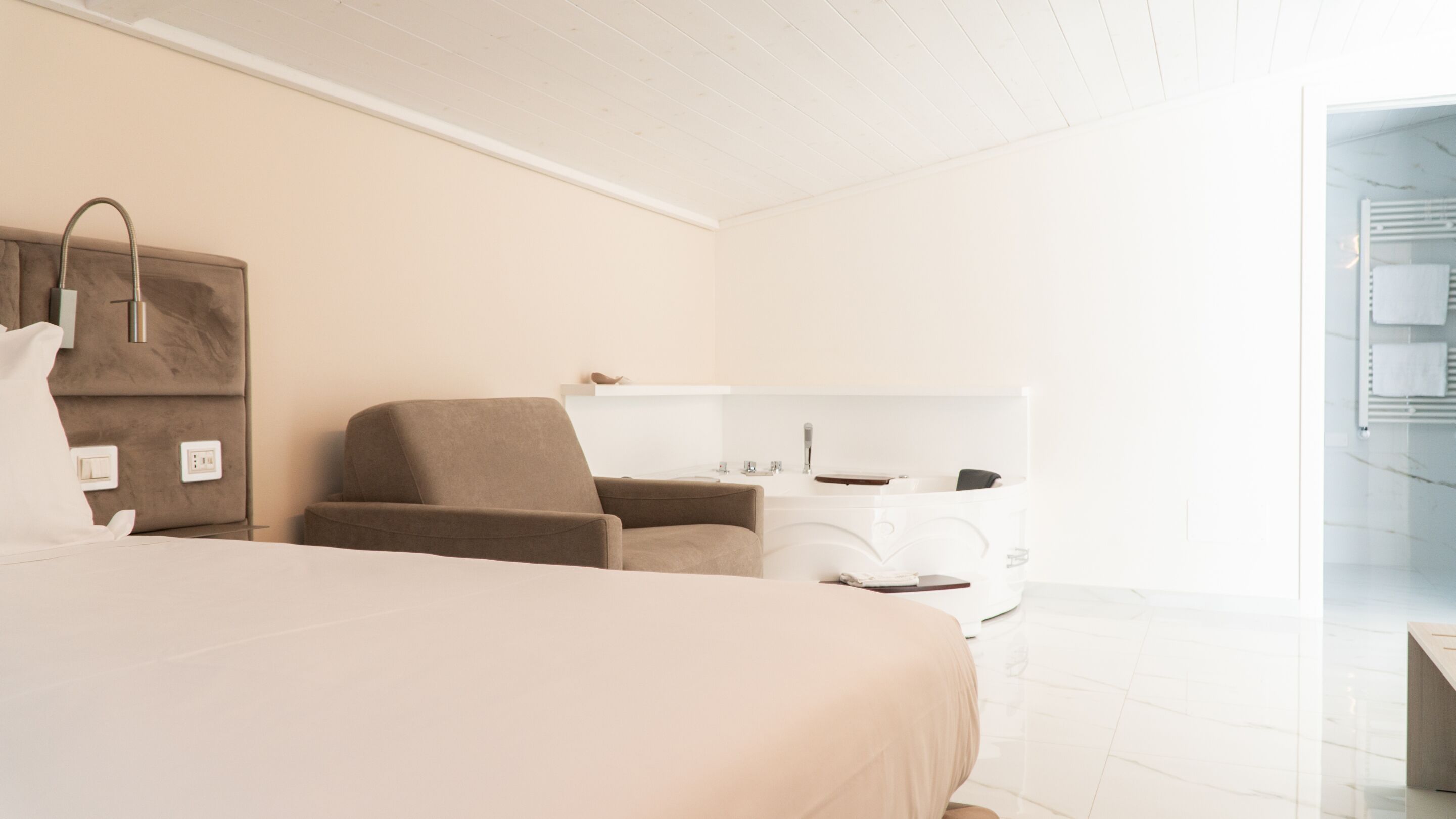 Deluxe Suite, Ensuite | In-room safe, blackout curtains, soundproofing, free WiFi