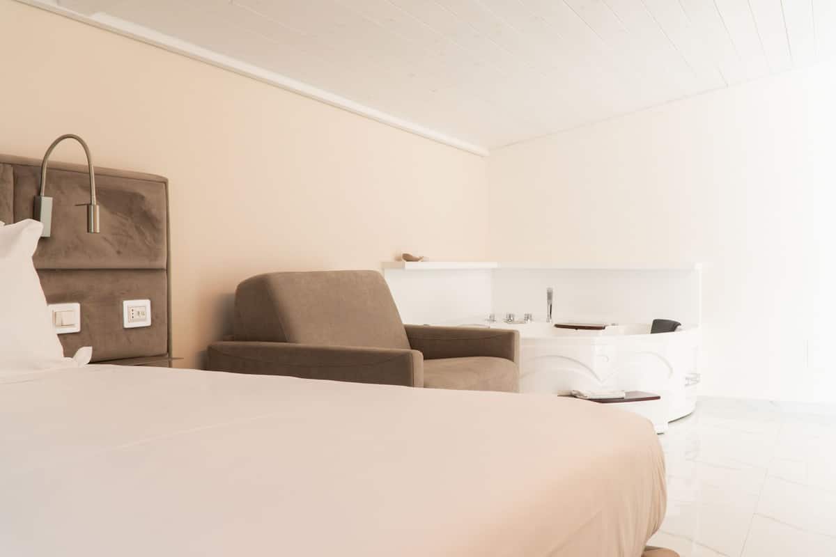 Phòng Suite Deluxe, có phòng tắm riêng | Két bảo mật tại phòng, màn/rèm cản sáng, phòng cách âm