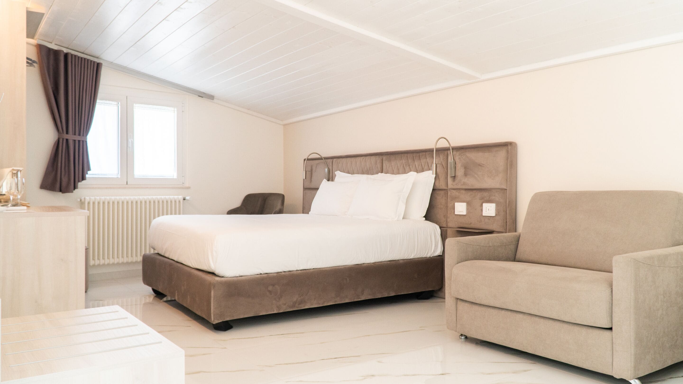 Suite Deluxe, baño privado | Caja fuerte, cortinas opacas, sistema de insonorización y wifi gratis