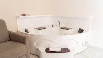 Suite Deluxe, bagno in camera | Idromassaggio al coperto