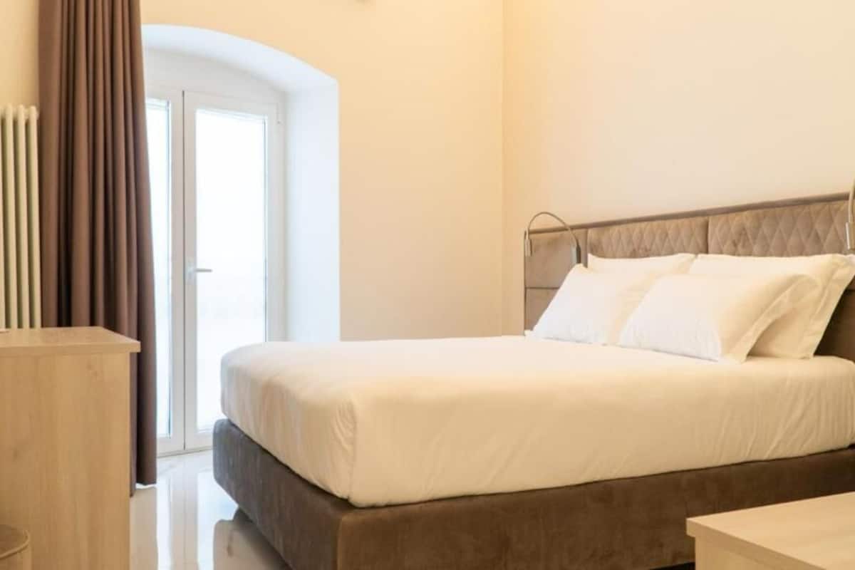 Deluxe dubbelrum | Värdeförvaringsskåp på rummet, mörkläggningsgardiner och ljudisolering