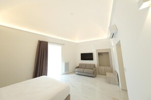 In-room safe, blackout curtains, soundproofing, free WiFi - B&B Principe Boemondo Room (Canosa di Puglia)
