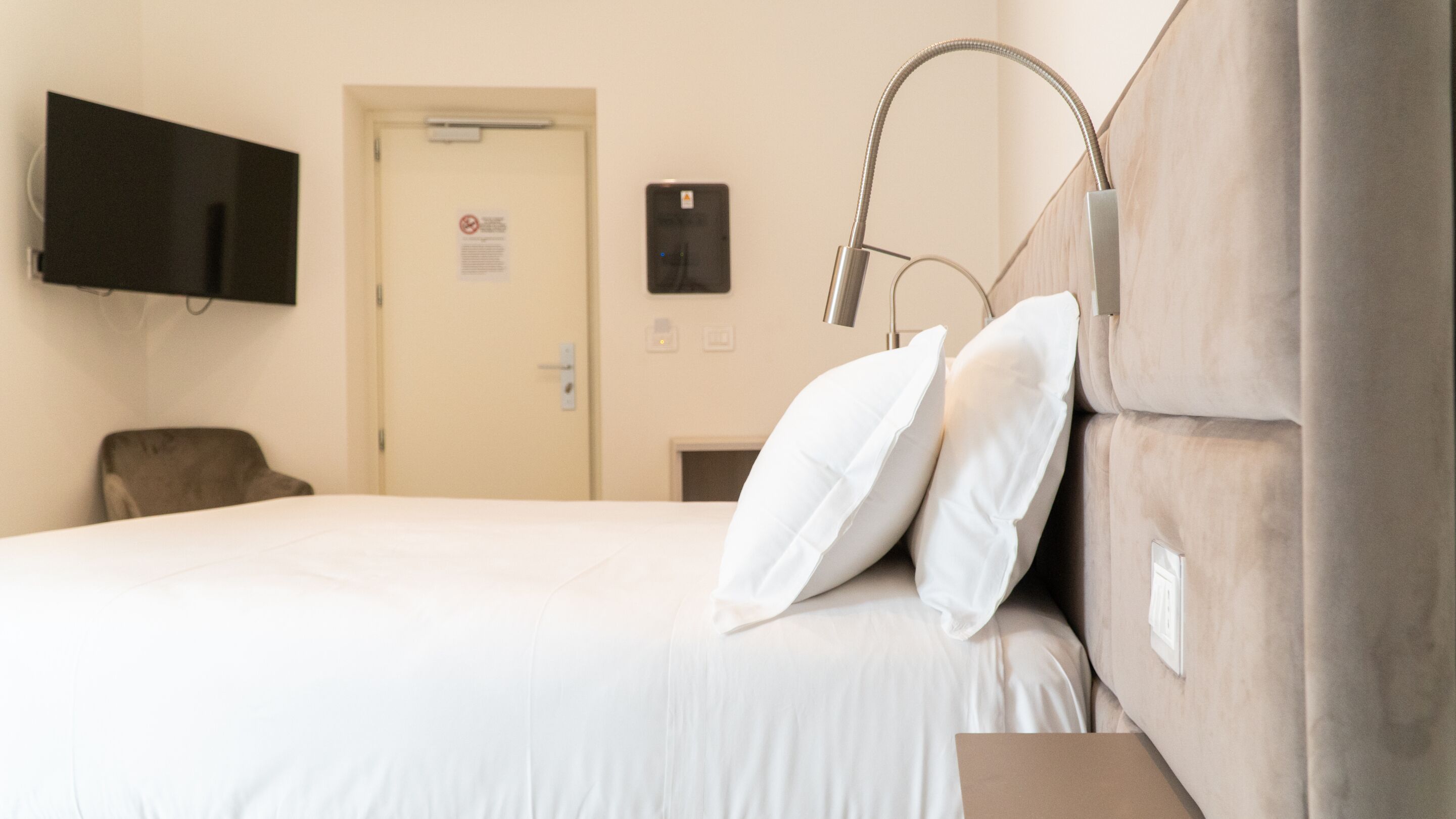 Habitación estándar con 1 cama doble o 2 individuales, baño privado | Caja fuerte, cortinas opacas, sistema de insonorización y wifi gratis