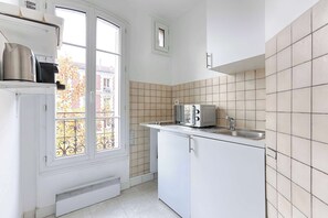 Fridge, microwave, oven, stovetop - Cosy Studio Asnieres (Asnières-sur-Seine)