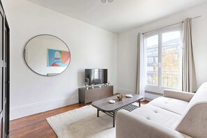 TV, offices - Cosy Studio Asnieres (Asnières-sur-Seine)