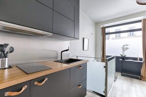 Fridge, microwave, stovetop, coffee/tea maker - Appartement de charme à Montmartre (Paris)