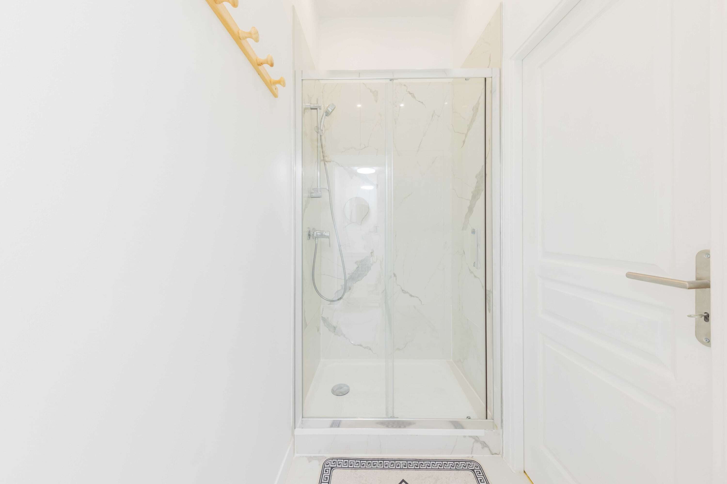Een douche, een haardroger, shampoo