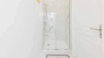 Een douche, een haardroger, shampoo