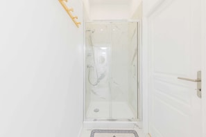Douche, sèche-cheveux, shampoing