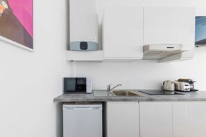 Mikrowelle, Herdplatte, Wasserkocher mit Kaffee-/Teezubehör, Toaster