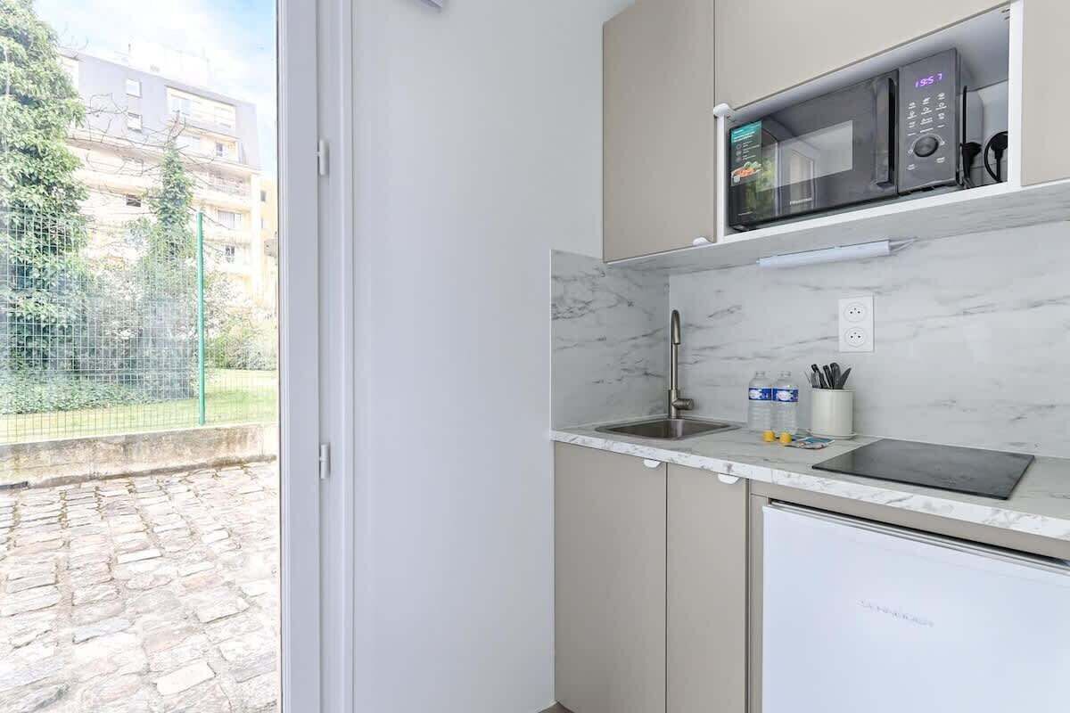 Réfrigérateur, micro-ondes, plaque de cuisson, cafetière/bouilloire