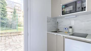 Réfrigérateur, micro-ondes, plaque de cuisson, cafetiÚre/bouilloire