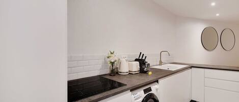 Micro-ondes, plaque de cuisson, cafetière/bouilloire, grille-pain