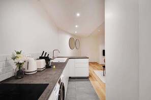 Jääkaappi, mikroaaltouuni, liesi, kahvin-/teenkeitin