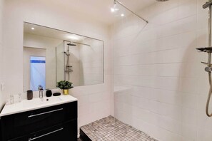 Suihku, hiustenkuivaaja, pyyhkeet, vessapaperi