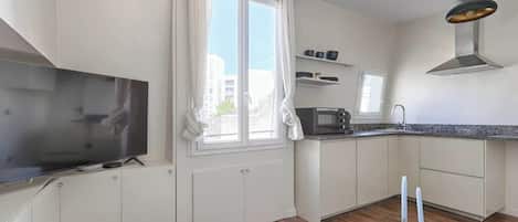Coffee/tea maker, fridge, microwave, oven