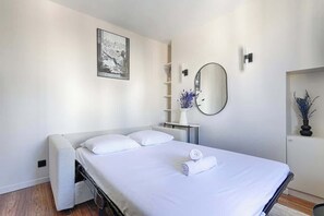 Iron/ironing board, travel cot, WiFi, bed sheets - Daumesnil Nation : Charming Lovely Studio (Paris)
