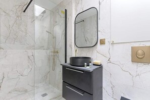 Shower, hair dryer - Daumesnil Nation : Charming Lovely Studio (Paris)