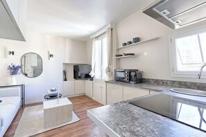 Fridge, microwave, oven, stovetop - Daumesnil Nation : Charming Lovely Studio (Paris)