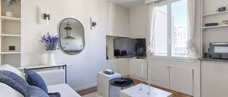 Una televisión, una oficina