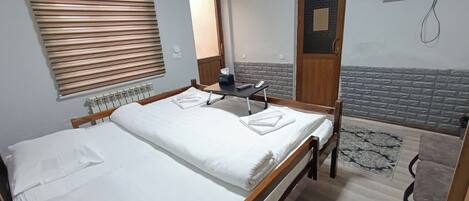 Quarto casal standard, 1 cama de casal | Cortinas blackout, ferros/tábuas de passar roupa, Wi-Fi de cortesia