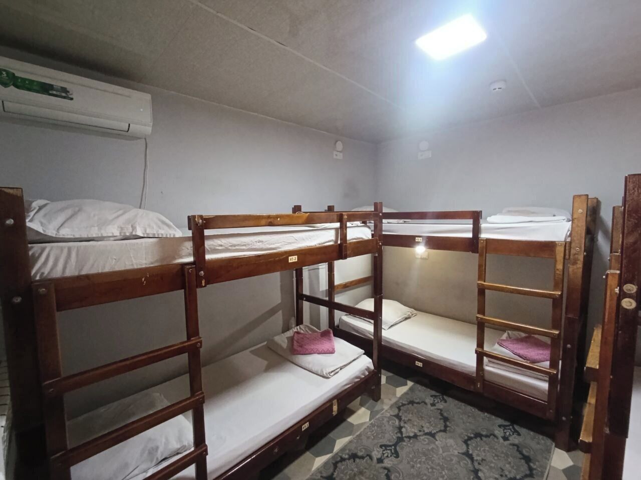 Rideaux occultants, chambres insonorisées, fer et planche à repasser