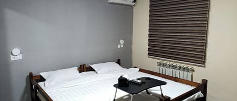 Dobbeltrom – standard, 1 dobbeltseng | Blendingsgardiner, lydisolert, strykejern/-brett og wi-fi (inkludert)