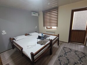 Standard-dobbeltværelse - 1 dobbeltseng | Mørklægningsgardiner, lydisolering, strygejern/strygebræt, gratis Wi-Fi