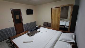 Doppia Standard, 1 letto matrimoniale | Tende oscuranti, insonorizzazione, ferro/asse da stiro, Wi-Fi gratuito