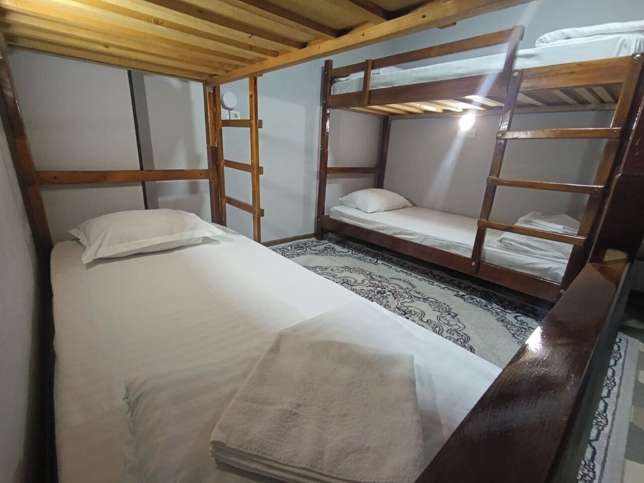 Dormitorio condiviso Classic, per sole donne, non fumatori, animali non ammessi | Tende oscuranti, insonorizzazione, ferro/asse da stiro, Wi-Fi gratuito