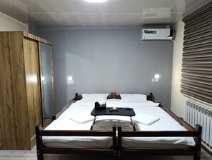 Habitación doble estándar, 1 cama matrimonial | Cortinas blackout, insonorización y tabla de planchar con plancha 