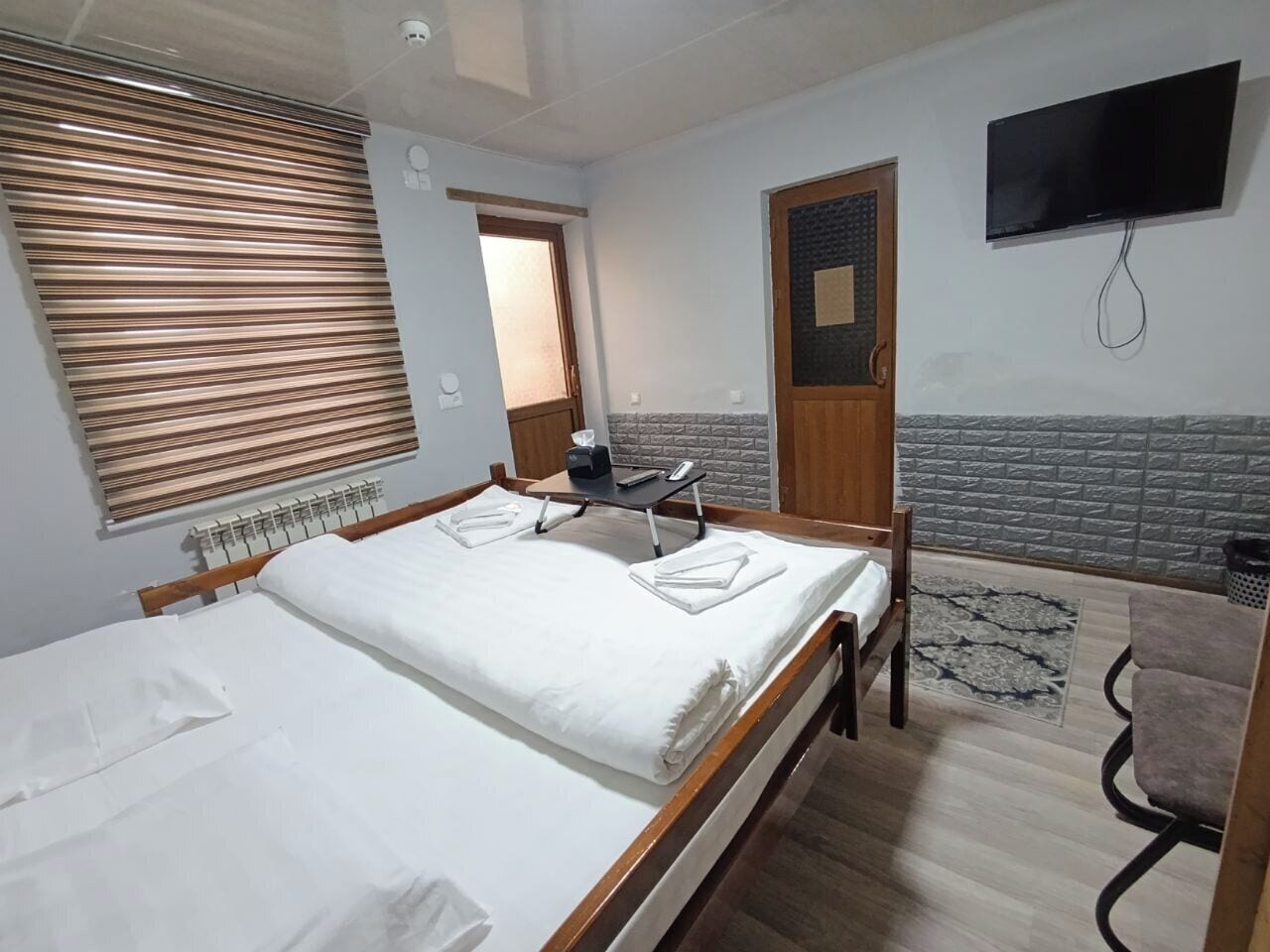 Quarto casal standard, 1 cama de casal | Cortinas blackout, ferros/tábuas de passar roupa, Wi-Fi de cortesia