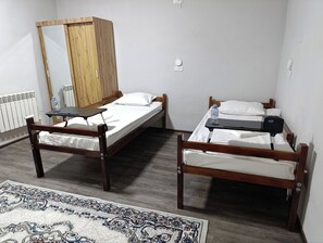 Habitación estándar con 2 camas individuales | Cortinas blackout, tabla de planchar con plancha y wifi gratis 