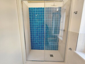 Bruser, hårtørrer, bidet, håndklæder