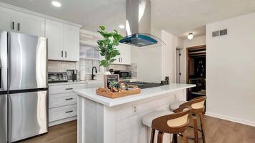 Jääkaappi, mikroaaltouuni, uuni, liesi