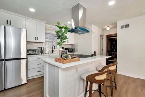 Fridge, microwave, oven, stovetop - NEW! Luxury/Pool House/Game Room/7bds/3.5baths (Lilburn)