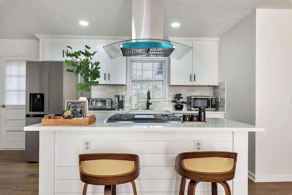 冷蔵庫、電子レンジ、オーブン、コンロ