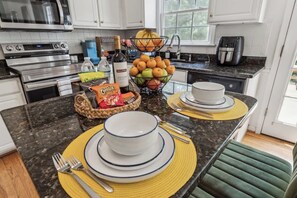 雪櫃、微波爐、焗爐、爐具