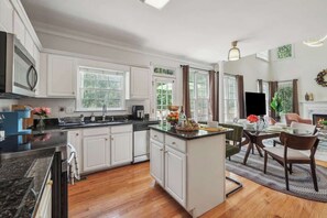 Fridge, microwave, oven, stovetop - Chic Metro Family Stay / High Ceiling / Game Room (Lawrenceville)