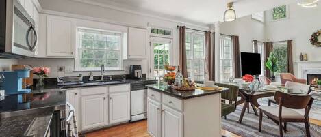 冷蔵庫、電子レンジ、オーブン、コンロ