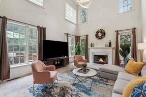 Televisión, libros y oficina