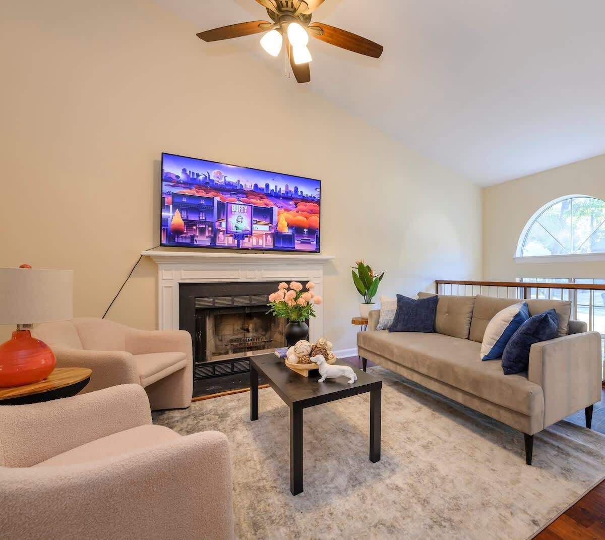 Televisión, chimenea y oficina 