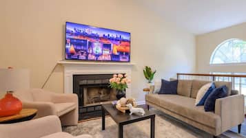 Televisión, chimenea y oficina