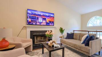 Televisión, chimenea y oficina